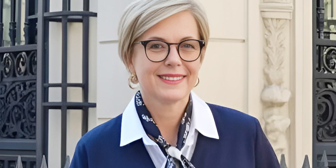 Анна молча оставила корчившегося мужа в руках его перепуганной любовницы и вышла из отеля