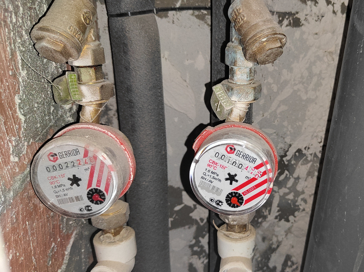 Счётчики воды на одном из стояков в квартире