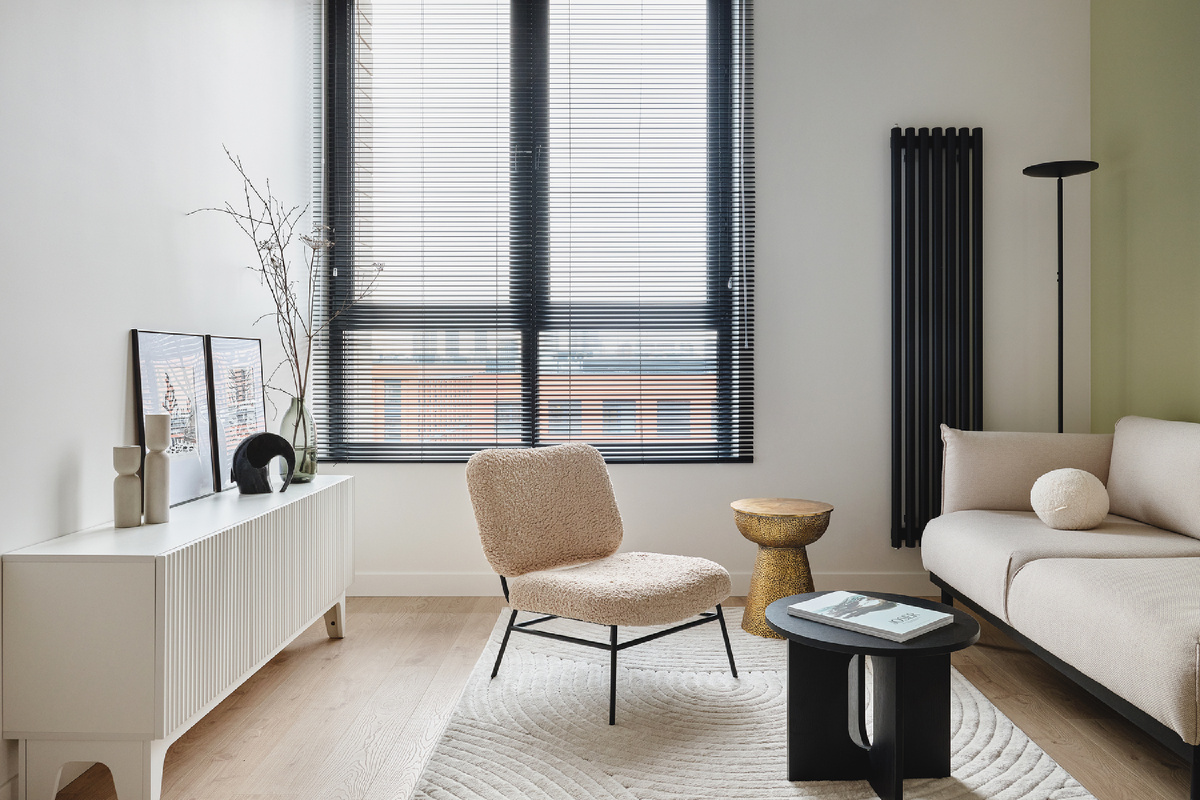 На фотографии: евродвушка 43 кв.м, ЖК «Зиларт». В кадре журнальный стол Чинк от divan.ru. Дизайнер: Зоя Закалюжная; фотограф: Наталья Вершинина