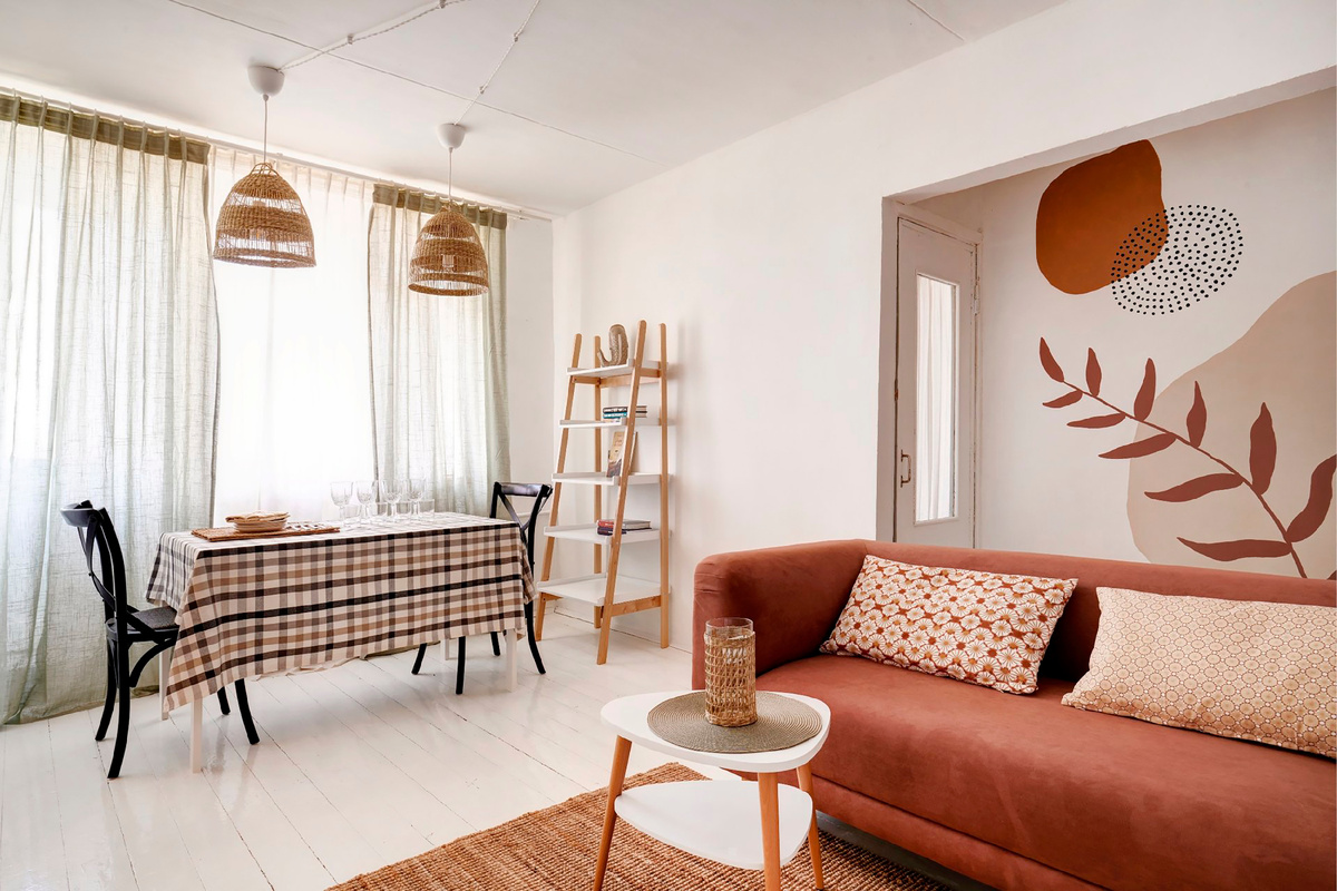 На фотографии: хрущевка 42 кв.м в г. Москве. В кадре кушетка Венето от divan.ru. Рум-тур, героиня: Мария Волынкина (@mvolinkina); проект разработала: Дарья Косачева (@daria_kosachyova); фото из личного архива героини