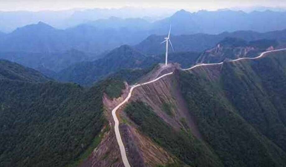 Видео: как выглядит самая экстремальная дорога Китая, которая проходит по краю горы