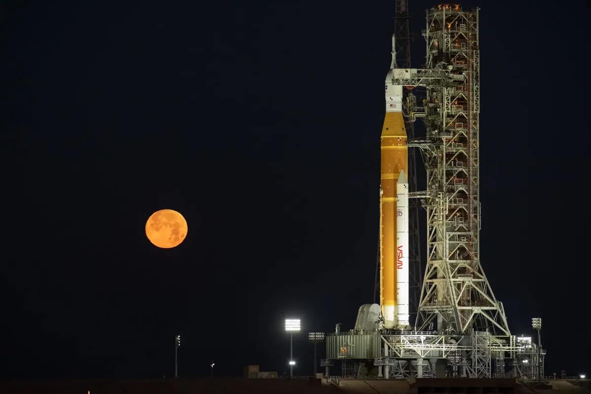    Ракета SLS с установленным на ней кораблем Orion / © Ben Smegelsky, NASA