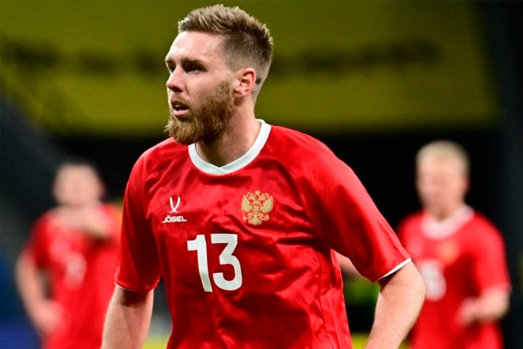    Нападающий Иван Сергеев выступает за московское "Динамо"