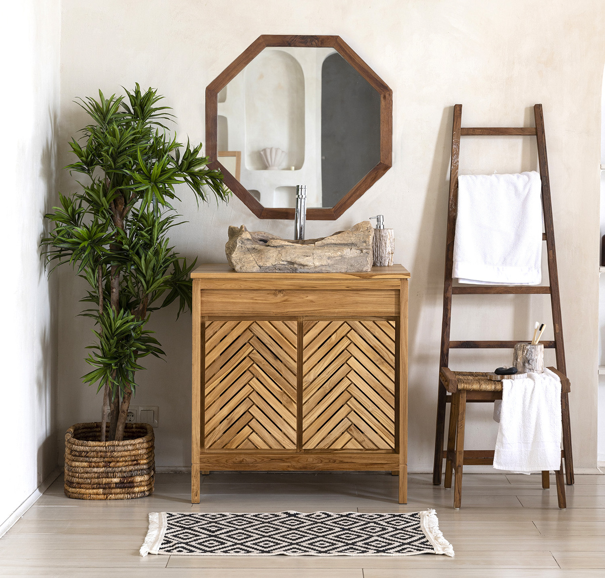 Ванна с раковиной из окамнелого древа и мебелью из массива тика