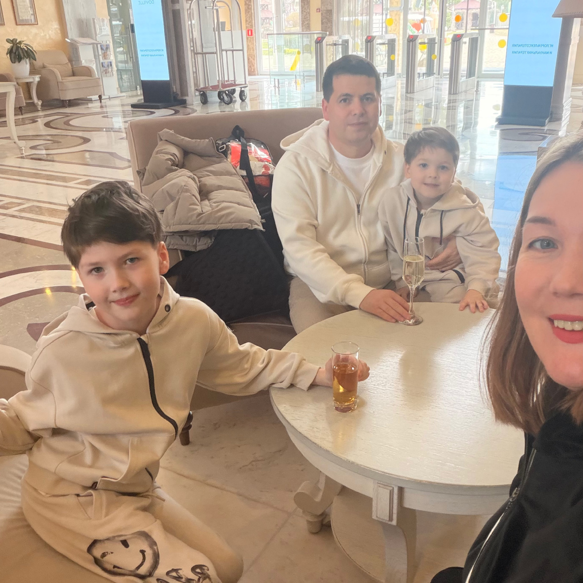 Привет, я Оксана. В марте 2024 года мы переехали из Перми в Анапу. Мы семья медиков. Муж работает на скорой, я занимаюсь детьми (их у нас трое)  и веду блоги в социальных сетях. Подписывайтесь и следите за жизнью многодетной семьи на берегу Черного моря.