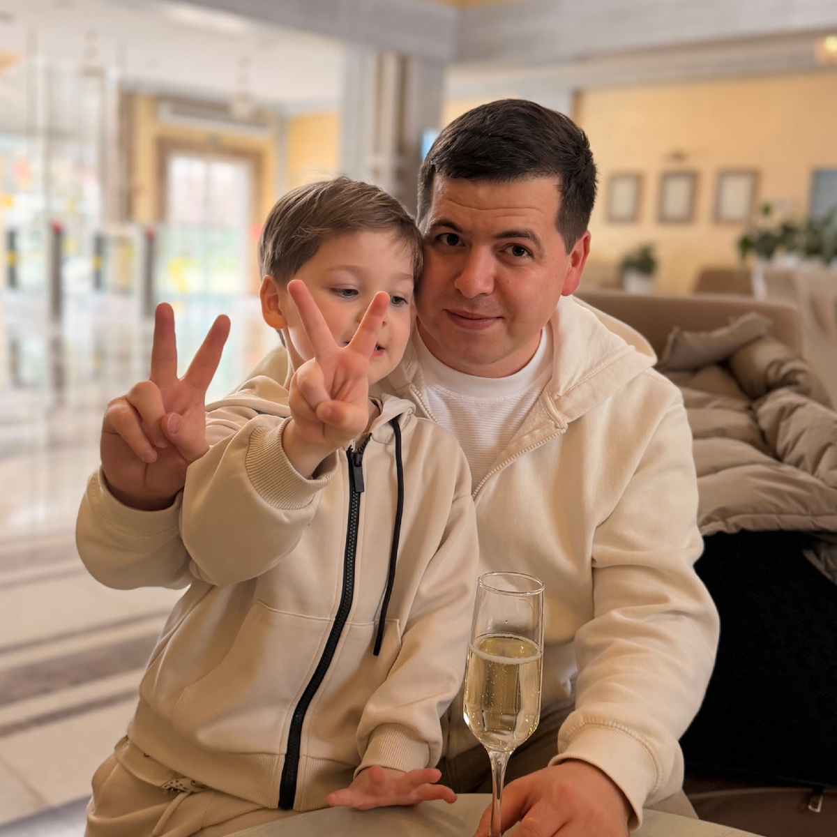 Муж работает на скорой, а это очень сложная работа, поэтому переодически ему просто жизненно необходимо отдыхать 