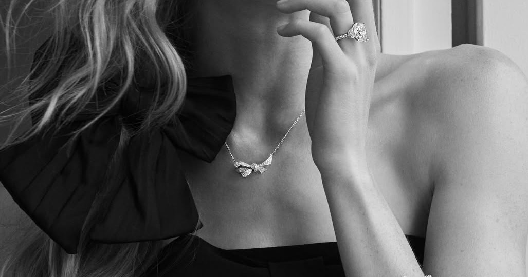 Вечерний дресс-код: как подобрать украшения к декольте или открытым плечам