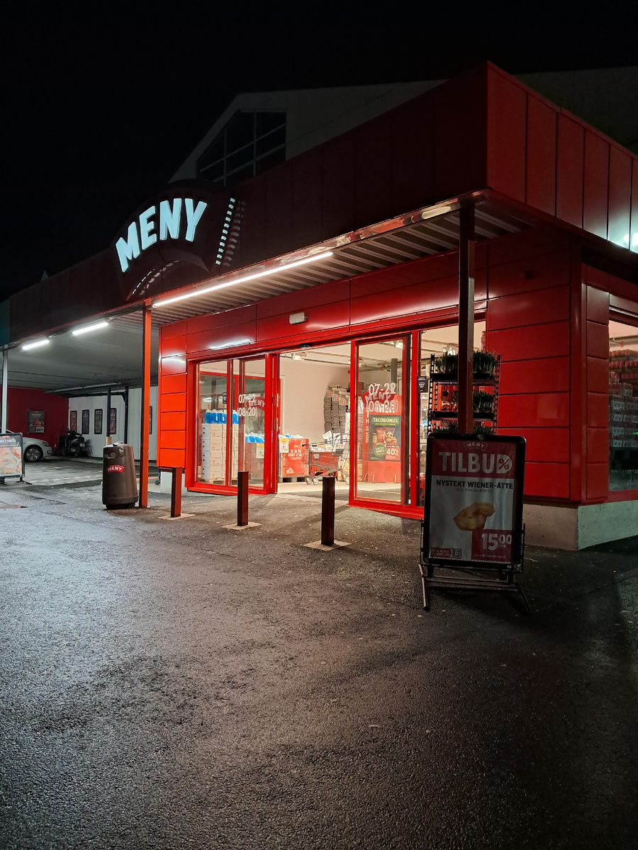 Типично для местных магазинов отсутствие ступенек на входе.