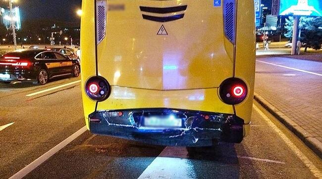 На обозначенных дорожными знаками полосах для маршрутных транспортных средств движение, остановка и стоянка иных транспортных средств запрещены БЕЛТА