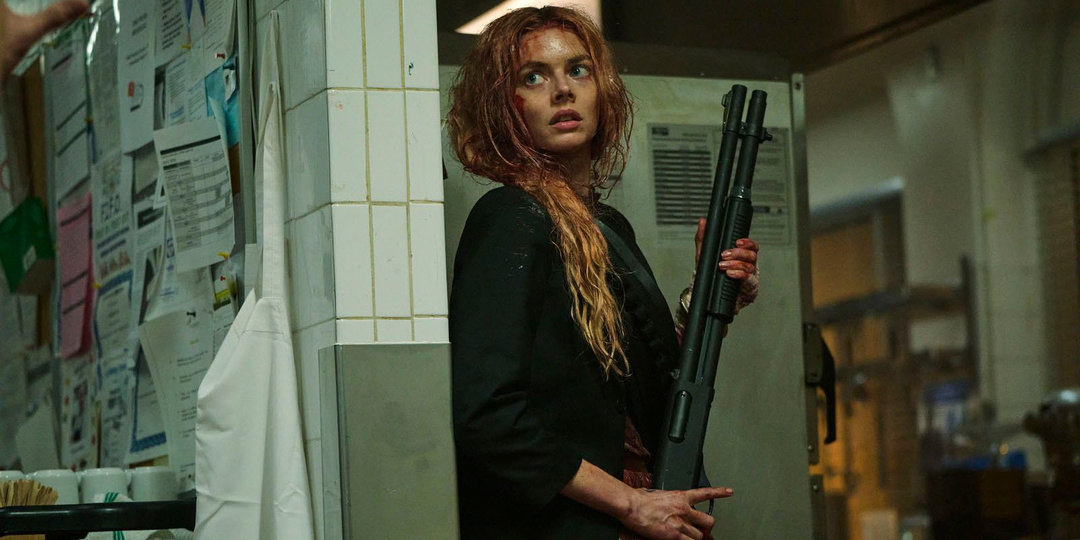 «Я иду искать 2»: Самара Уивинг снова в платье белом