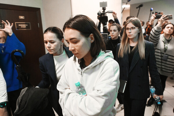 Валерия Чекалина (на первом плане), обвиняемая в незаконных валютных операциях с использованием подложных документов, на заседании в Троицком районном суде в Москве, 4 октября 2024 года / Михаил Воскресенский/РИА Новости   📷