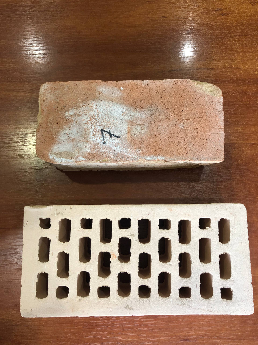 Сравнение кирпича пустотелого и кирпича полнотелого (ручной работы).