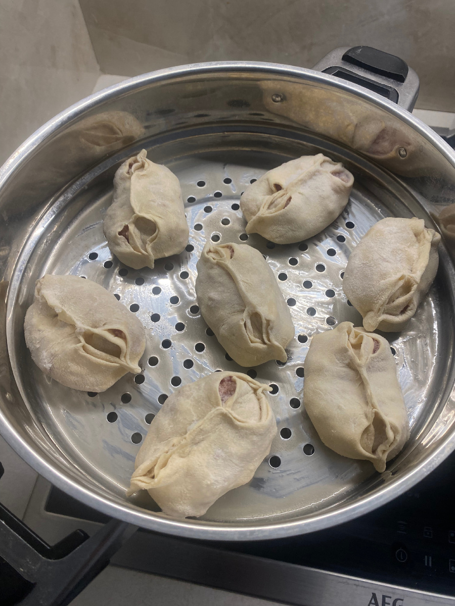 Лепил и готовил начинку сам