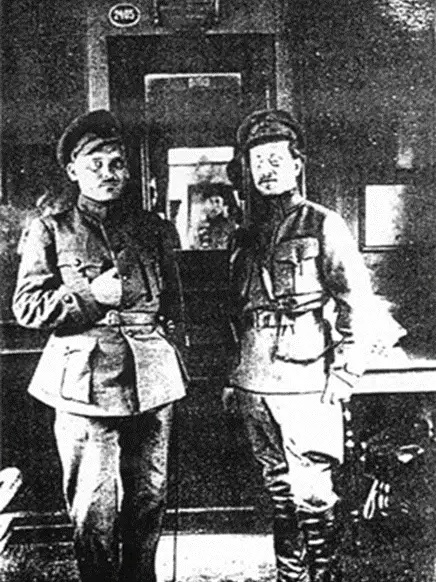 Григорьев (слева) и Антонов-Овсеенко. 1919 год