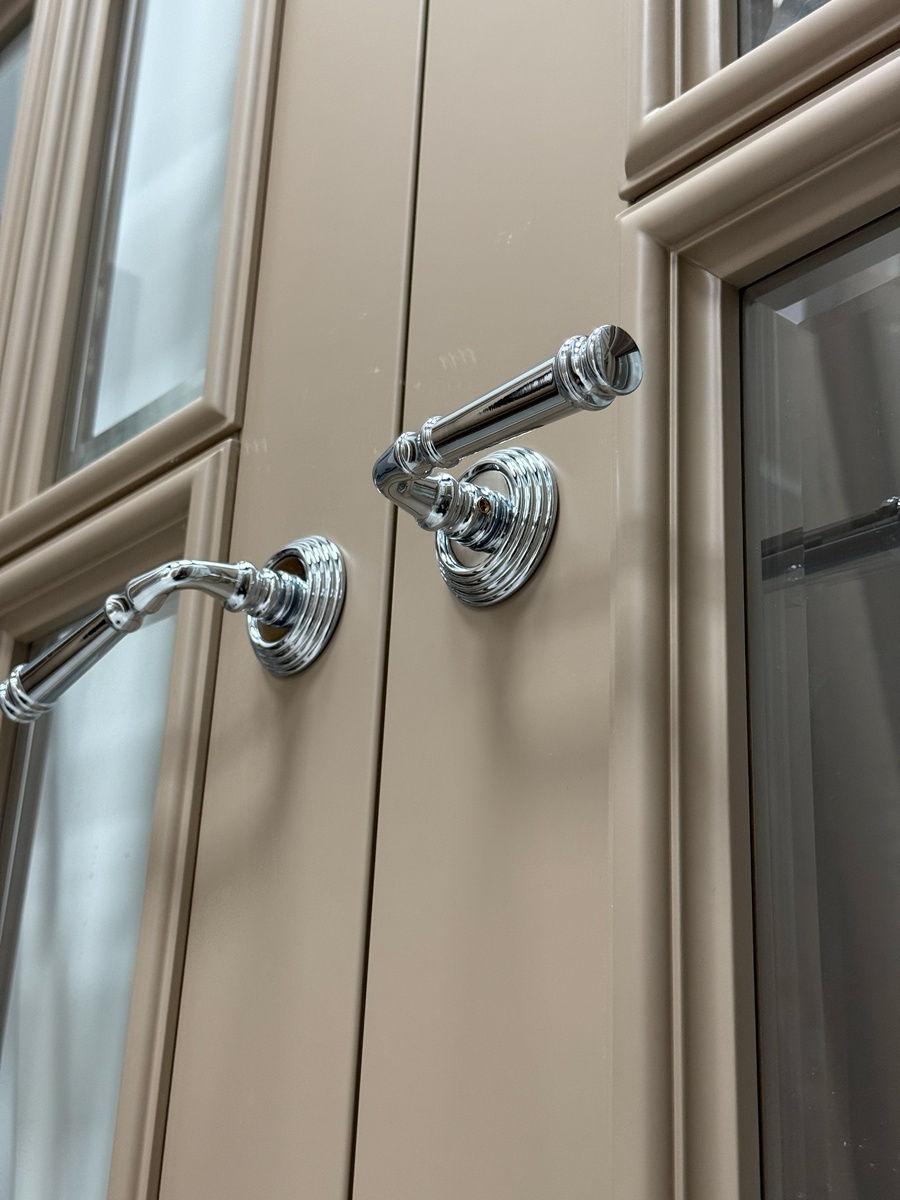 Дверные ручки, петли, замки то, на что надо обратить пристальное внимание.