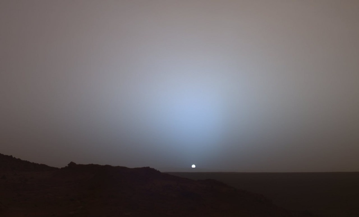 Марсианский закат, запечатленный ровером NASA "Спирит" в кратере Гусева 19 мая 2005 года / © NASA/JPL-Caltech