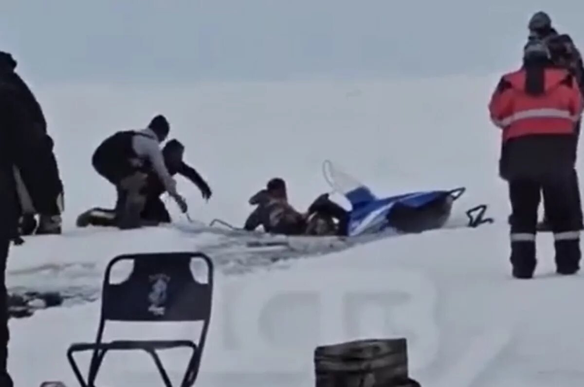    Сахалинские рыбаки спасли провалившийся под лед снегоход с водителем