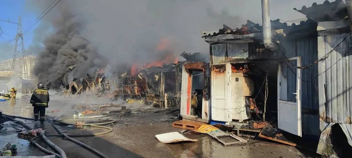    В Подмосковье на площади 4,7 тысяч "квадратов" горят торговые ряды