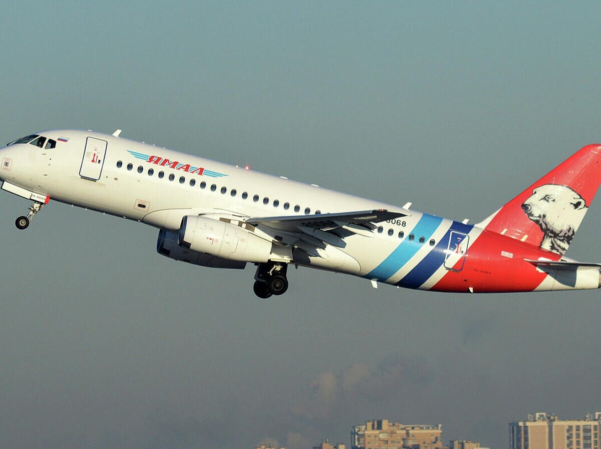    Пассажирский самолет Sukhoi Superjet-100 авиакомпании "Ямал" | CC BY 2.0 / Anna Zvereva / Yamal Airlines Sukhoi Superjet 100-95LR