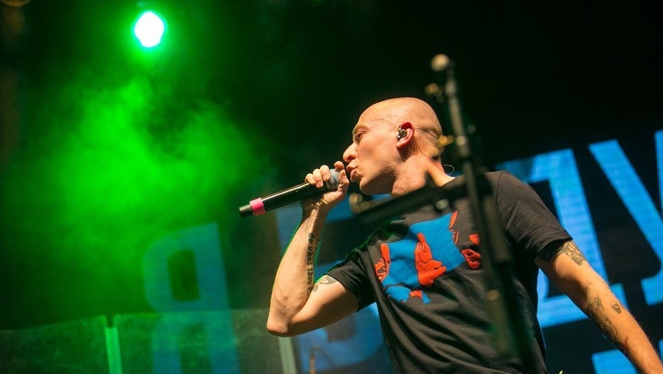    Признанный иноагентом в РФ рэпер Оксимирон во время концерта. Автор фото: URA.RU/TASS