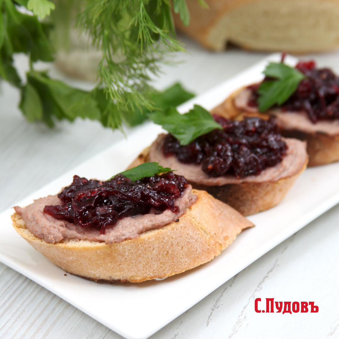 Закусочные бутерброды с луковым конфитюром