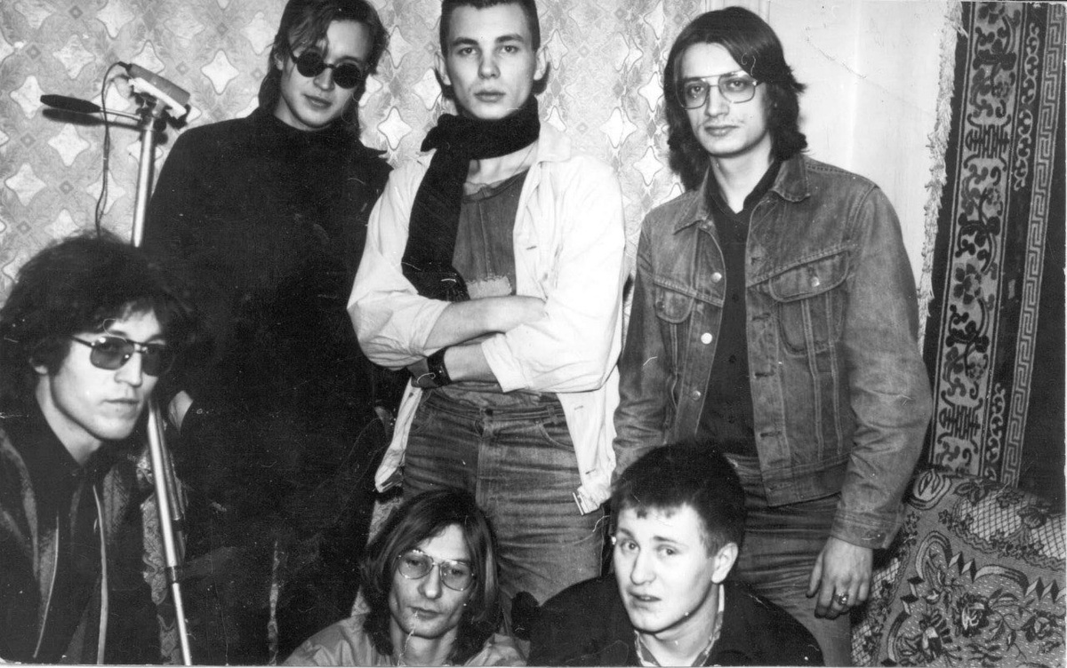 1987 год. Слева направо: Дмитрий Селиванов, Егор Летов, Олег Лищенко. Сидят (слева направо): Евгений Лищенко, Александр Чиркин. Фото сообщества "ГрОб-Рекордз" Вконтакте.
