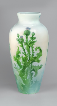 Ваза «Чертополох». Императорский фарфоровый завод. 1898 г. / Фотография с официального сайта Государственного Эрмитажа