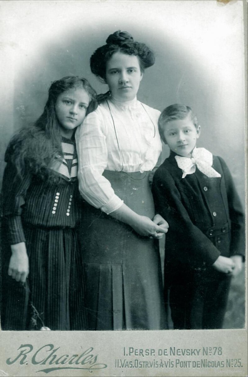 Констанция Васильевна Шорре (Шестаковская) с детьми Емилией и Владимиром Карловичем (в книге агент Немец).