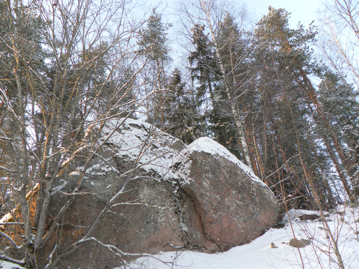 Огромный камень