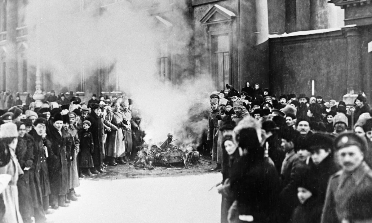 Сожжение государственных символов у Анчиково Дворца, февраль 1917