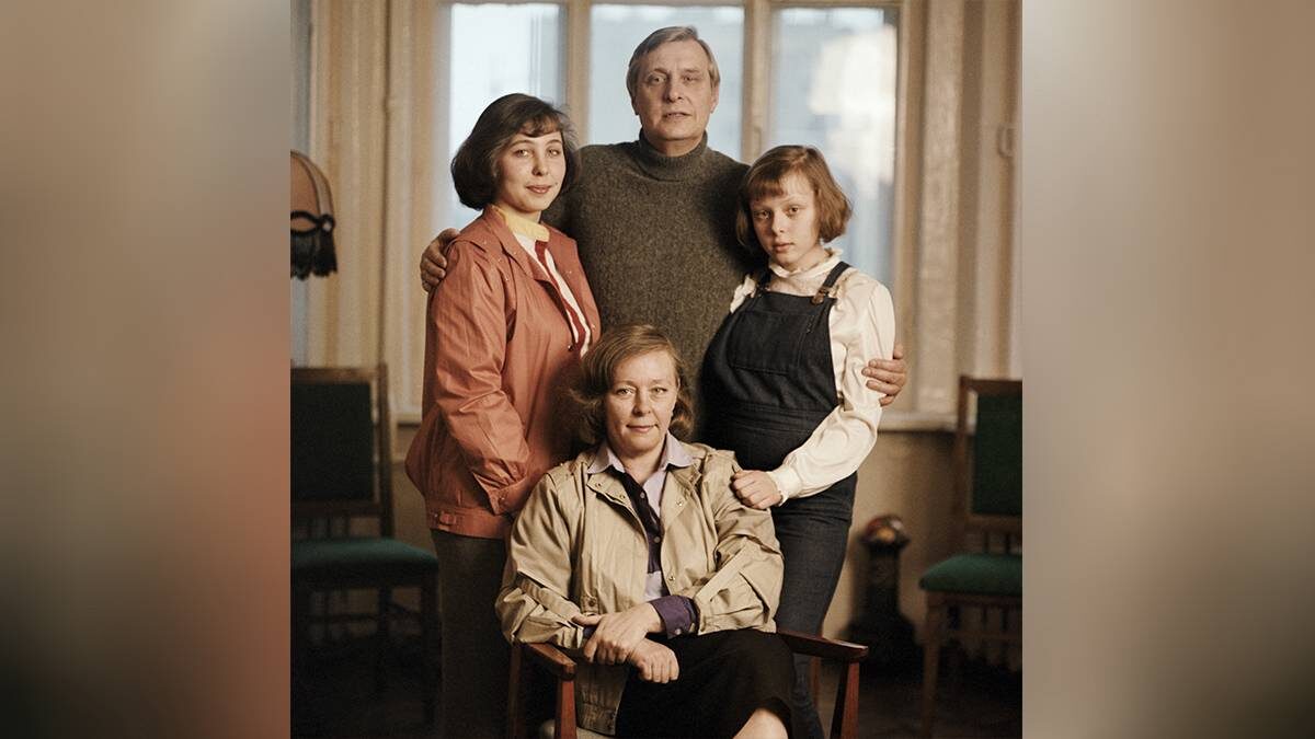    Олег Валерианович Басилашвили, его супруга Галина Евгеньевна Мшанская (в центре на первом плане) и дочери Ольга и Ксения / Фото: ТАСС