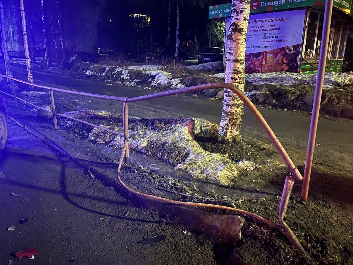    Три человека получили травмы в ночном ДТП в центре Петрозаводска© Госавтоинспекция по Петрозаводску