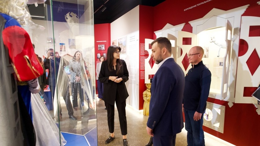     Кристина Трубинова, Денис Пушилин и Сергей Кириенко в Новом музее театра кукол в Донецке  Предоставлено пресс-службой Бахрушинского музея