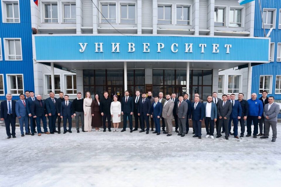    Вручение сертификатов участникам программы "Герои Алтая". Источник: Telegram-канал Александра Прокопьева