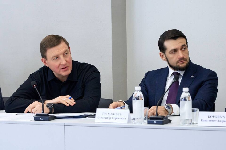    Вручение сертификатов участникам программы "Герои Алтая". Источник: Telegram-канал Александра Прокопьева