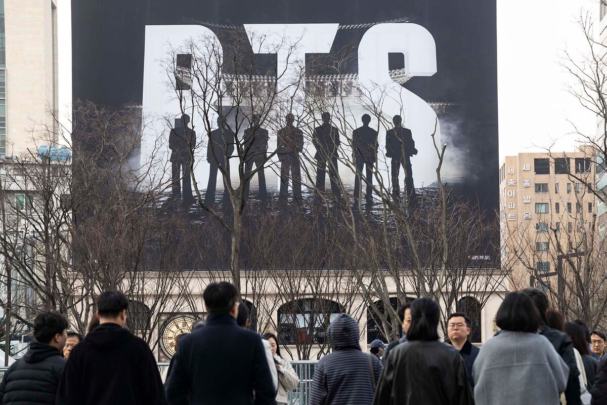  Подготовка к концерту группы BTS на площади Кванхвамун в Сеуле. © JEON HEON-KYUN, EPA / ТАСС