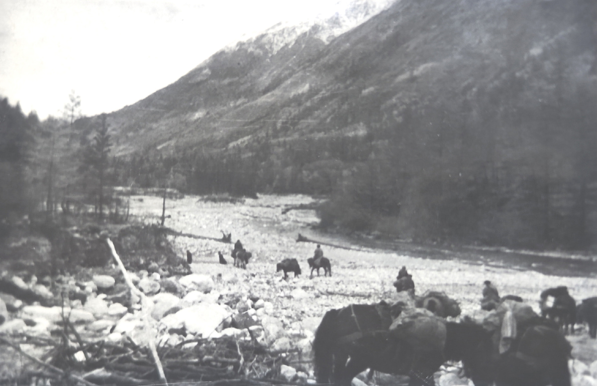 Фото 1. Переправа через р. Иркут вблизи с. Монды. 1947 год