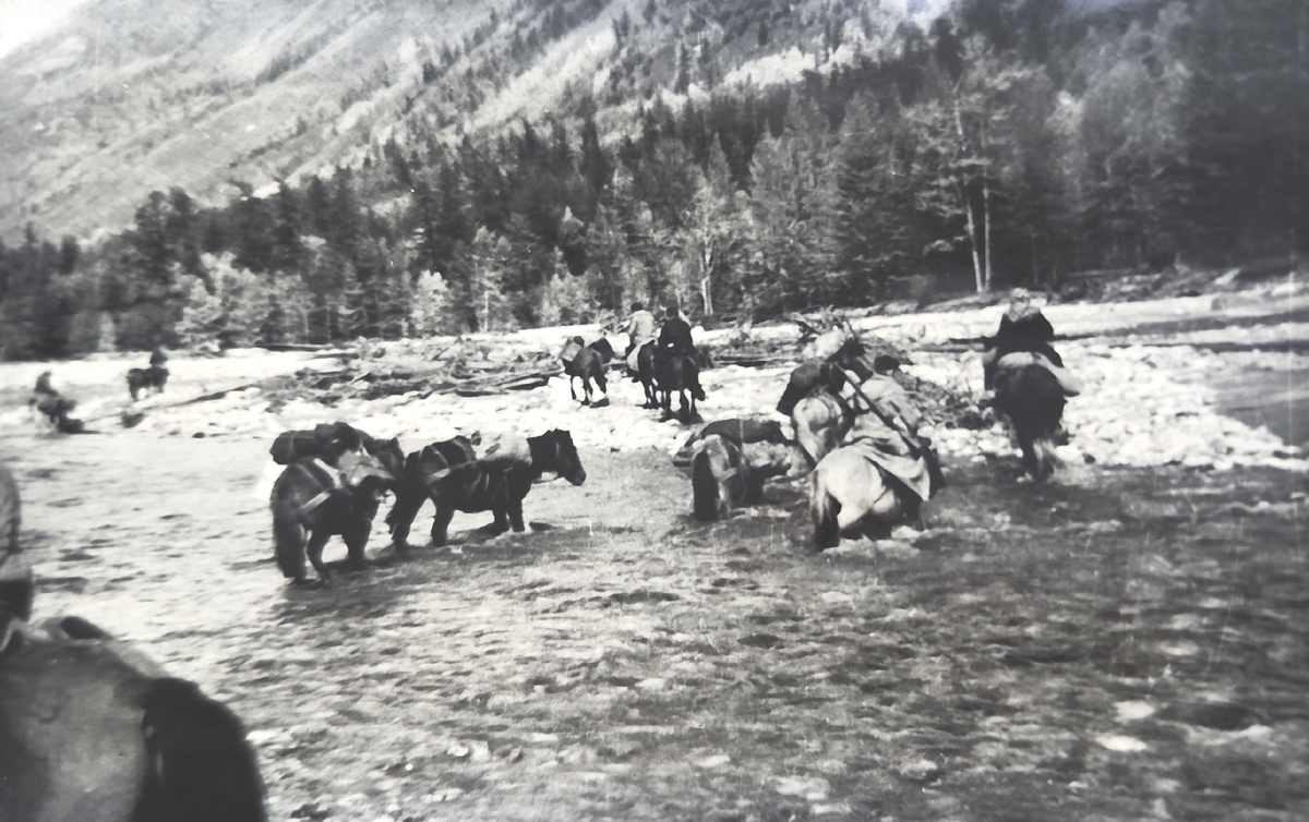Фото 2. Брод через р. Иркут ниже устья Белого Иркута. 1947 год