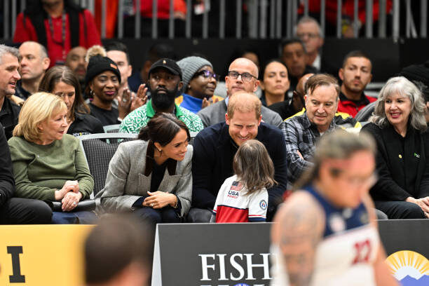Это самая отдаленная фотография Гарри и Меган на матче. Меган и принц Гарри, пожимают руки болельщикам во время матча по баскетболу на колясках между сборными США и Нигерии в первый день Игр непобежденных 2025 года в Ванкуверском конференц-центре, 9 февраля 2025 года, фото Samir Hussein/WireImage