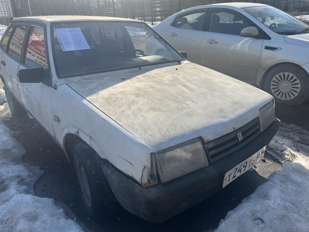 В Твери владельца просят убрать брошенный автомобиль