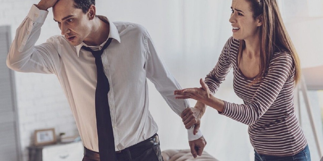 гнать взашей