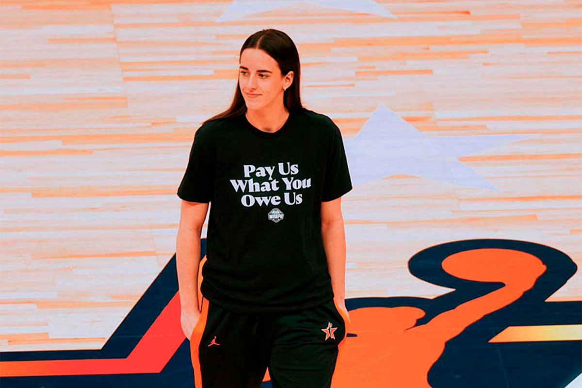    Кейтлин Кларк в футболке с надписью "Заплатите нам то, что вы должны". Фото: ESPN / Instagram