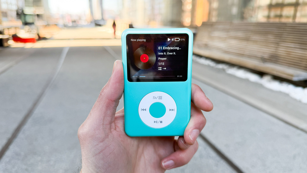 Ну чем не iPod Classic? Даже колесико работает по типу оригинального Click Wheel. Источник: CNN.com