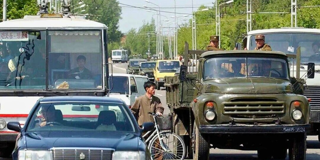 «На чем ездят граждане КНДР»: Показываю автомобили самой закрытой страны на дорогах