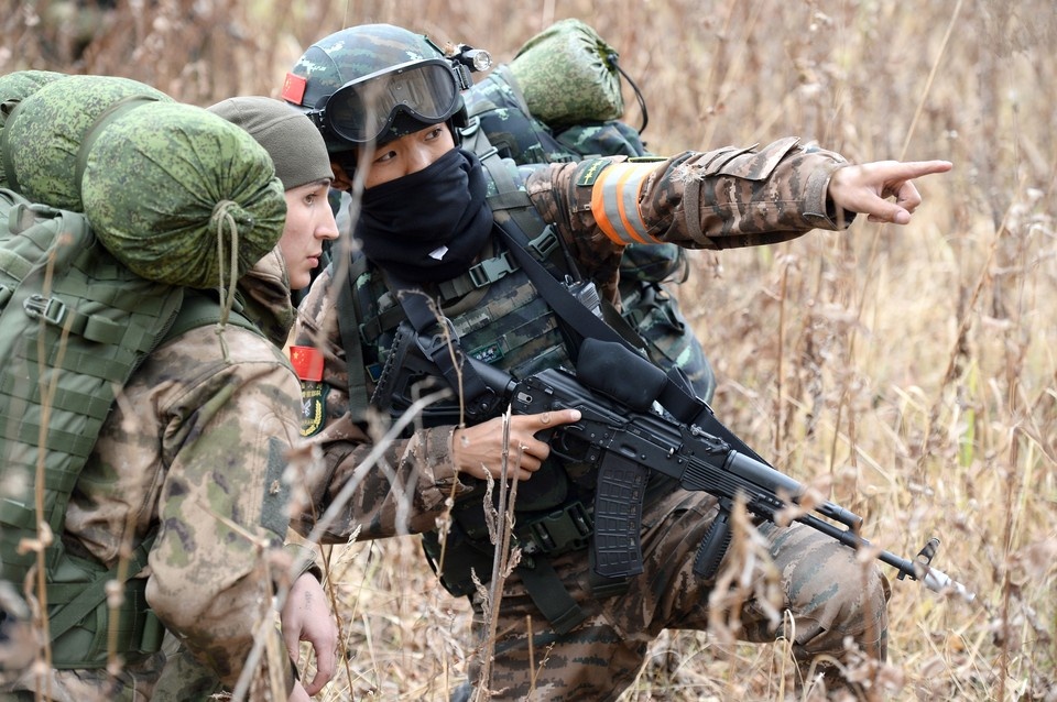    Во время совместных учений вооруженных сил РФ и КНР в Новосибирской области. Фото: Кирилл Кухмарь/ТАСС