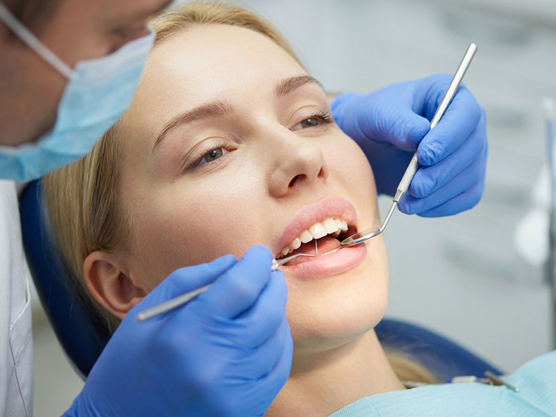 Ортодонтическое лечение начинается с проверки здоровья зубов и дёсен. Это обязательный этап подготовки.