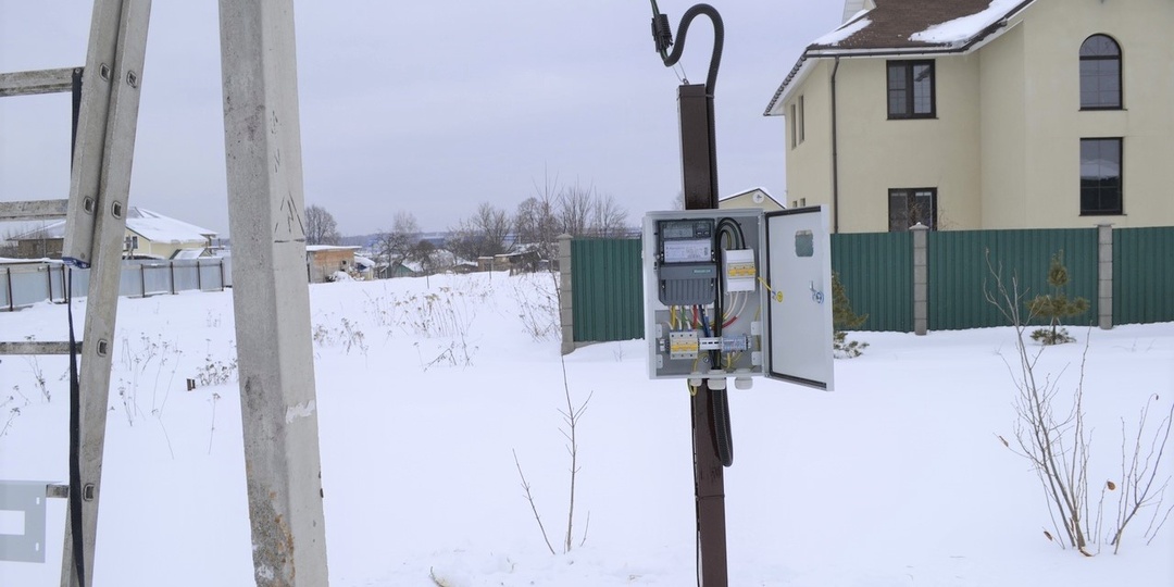 «За это положен штраф 10 тысяч!»: электрик объяснил, что категорически нельзя делать с электроопорой
