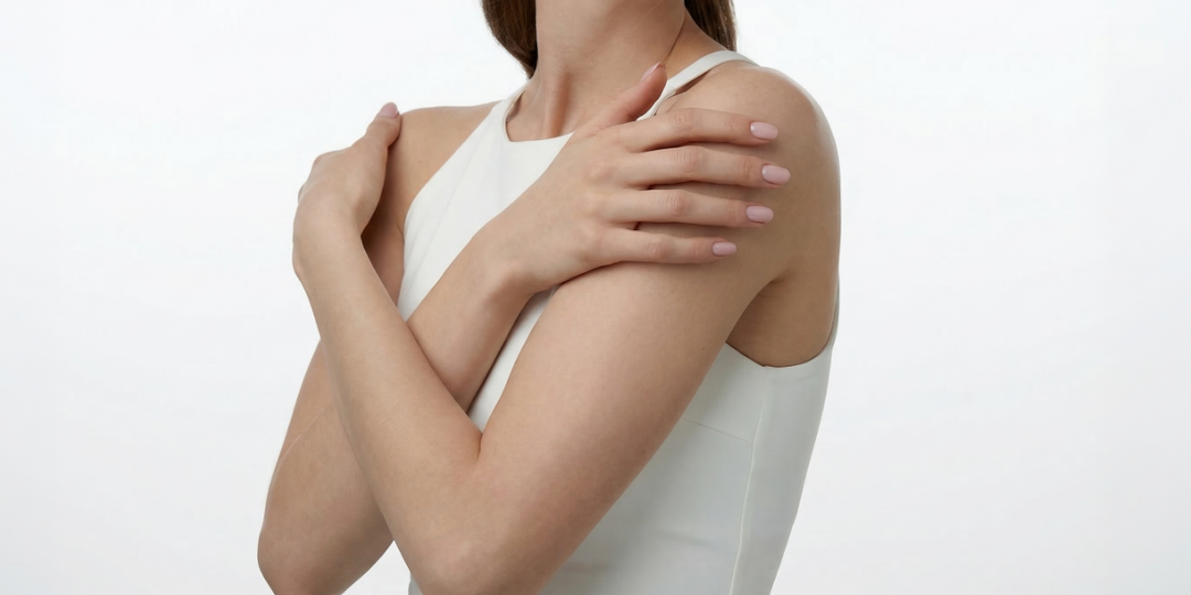 Чистая спина без дискомфорта: почему появляются прыщи и как вернуть коже гладкость