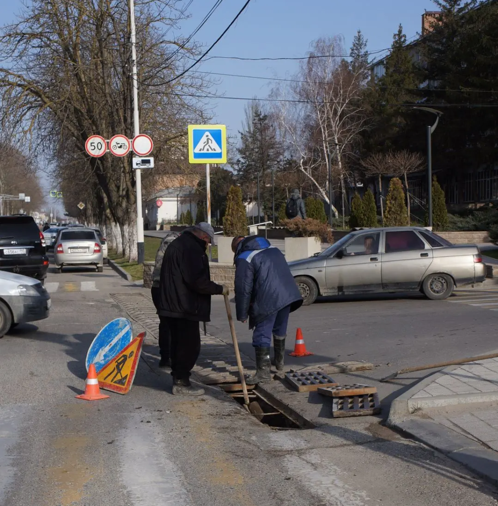    Очистка ливнёвок на улице Ленина. Фото: Александр Покашеванов, «ТАМАНЬ».