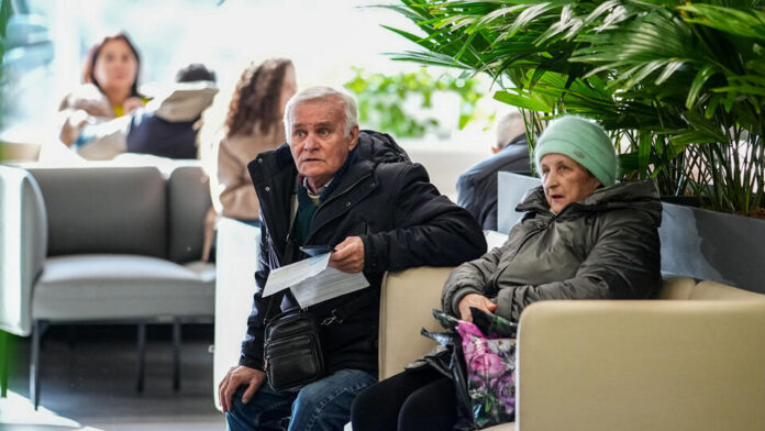    Старшее поколение осваивает нейросети, вызывая переполох среди молодежи в IT-сфере.